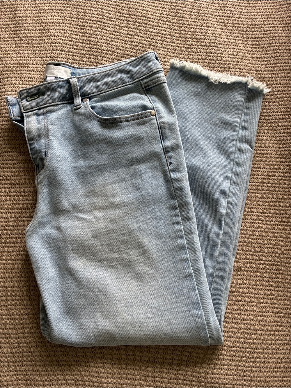 1822 Denim Light Blue Straight-Leg Jeans with Frayed Hem